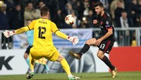 Milan sebenarnya punya peluang emas untuk menyamakan skor. Tapi, tembakan lob Patrick Cutrone melambung di atas gawang Rijeka. Foto: Antonio Bronic/Reuters