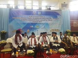 Kunker di GOR Ciracas, Anies Kenakan Syal Indonesia-Palestina