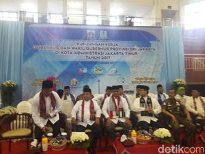 Kunker di GOR Ciracas, Anies Kenakan Syal Indonesia-Palestina Kunker di GOR Ciracas, Anies Kenakan Syal Indonesia-Palestina