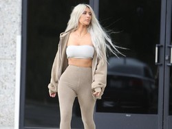 Kim Kardashian Habiskan 13 Jam Untuk Warnai Rambutnya Pirang