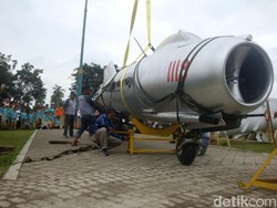 Pesawat MIG 17 Dipajang di Alun-alun Banyumas