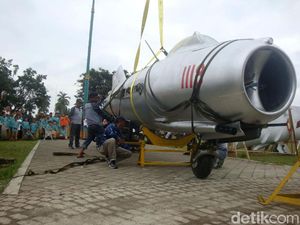 Pesawat MIG 17 Dipajang di Alun-alun Banyumas Pesawat MIG 17 Dipajang di Alun-alun Banyumas