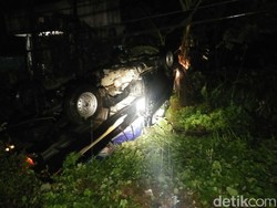 Hujan Lebat, Mobil Tabrak Tiang Telepon Lalu Terbalik di Jepara