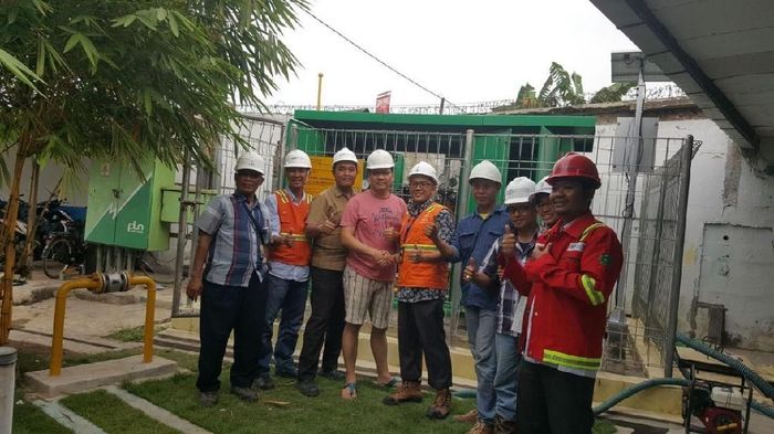 Pemilik Nusantara Top, Ramlan (bercelana pendek) bersama Tim Sales Area Cirebon./Foto: Dok PGN