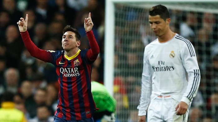 Ronaldo dan Messi MADRID, SPAIN - MARCH 23: Lionel Messi of Barcelona celebrates scoring his team's third goal as Cristiano Ronaldo of Real Madrid looks dejected during the La Liga match between Real Madrid CF and FC Barcelona at the Bernabeu on March 23, 2014 in Madrid, Spain. (Photo by Gonzalo Arroyo Moreno/Getty Images)