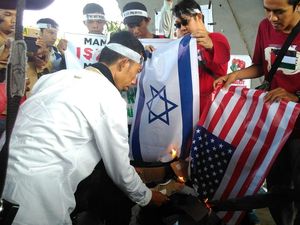 Kecam Trump, Mahasiswa di Makassar Bakar Bendera Amerika