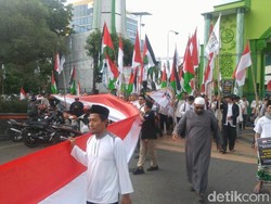 Kecam Trump, Massa Bentangkan Bendera Merah Putih 1,5 Km di Semarang