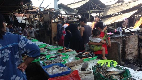 Melihat Aktivitas Warga di Pasar Gembrong Lama yang Hangus Terbakar