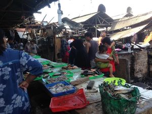 Melihat Aktivitas Warga di Pasar Gembrong Lama yang Hangus Terbakar