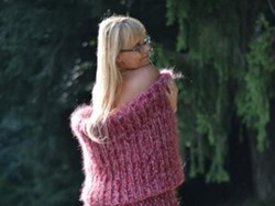 Syal Bentuk Kaus Kaki Raksasa Ini Bikin Netizen Bingung