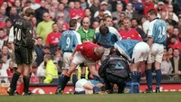 Sepanjang sejarah Premier League, City dan MU sudah bertemu  41 kali. Ini salah satu momen horor di derby itu ketika Roy Keane menekel Alf Inge Hangeland hingga si pemain cedera lutut parah dan pensiun. (Gary M Prior/Allsport)