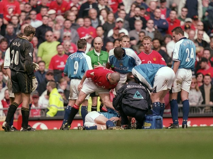 21 Apr 2001:  Roy Keane of Manchester United shouts at Alf Inge Haaland of Manchester City following his red card during the FA Carling Premiership match played at Old Trafford, in Manchester, England. The match ended in a 1-1 draw. \ Mandatory Credit: Gary M Prior/Allsport