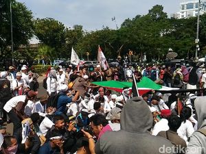 Massa di Kedubes AS Tambah Banyak, Bendera Palestina Dibentangkan Massa di Kedubes AS Tambah Banyak, Bendera Palestina Dibentangkan
