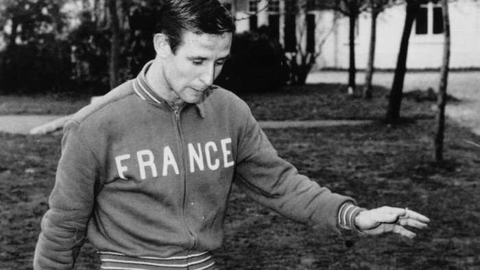 12th December 1959:  French footballer Raymond Kopa training near Paris.  (Photo by Keystone/Getty Images)