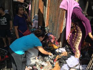Pedagang Pasar Gembrong Selamatkan Sisa-sisa Barang yang Terbakar Pedagang Pasar Gembrong Selamatkan Sisa-sisa Barang yang Terbakar