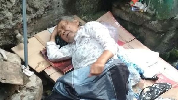 Foto: Penyelamatan Lansia Telantar yang Viral dari Got ke RS