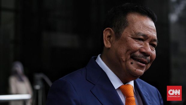 Pengacara Otto Hasibuan mendatangi KPK untuk menyerahkan surat pengunduran diri menjadi kuasa hukum Ketua Dewan Perwakilan Rakyat Setya Novanto, Jakarta 8 Desember 2017. (CNN Indonesia/Hesti Rika)