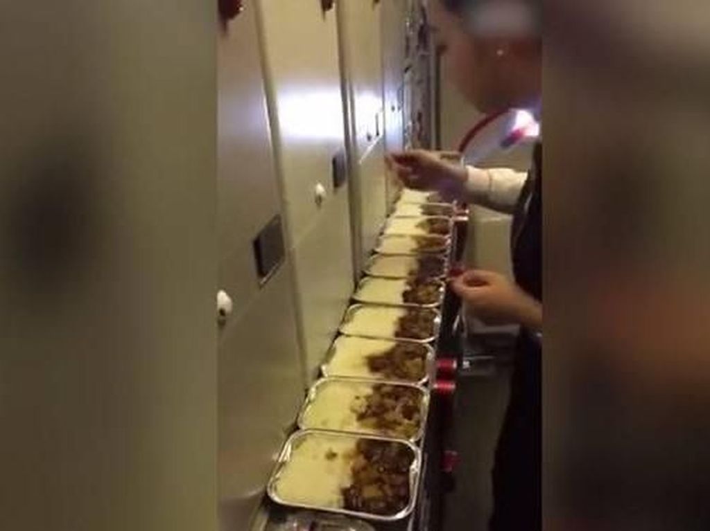 Viral, Video Pramugari Icip Makanan Penumpang Pesawat