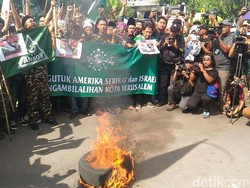 Massa Pendemo di Kedubes AS Bakar Ban dan Berselawat