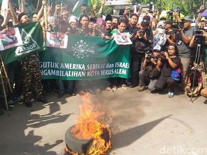 Massa Pendemo di Kedubes AS Bakar Ban dan Berselawat Massa Pendemo di Kedubes AS Bakar Ban dan Berselawat