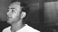 Real Madrid membajak Alfredo Di Stefano dari Barcelona. Saat El Barca tengah bernegosiasi dengan klub Di Stefano, Madrid datang untuk meyakinkan si pemain gabung Los Blancos pada 1953. (Foto: Allsport Hulton/Archive)