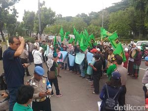 Demo di Kedubes AS, Massa Berselawat dan Mainkan Rebana Demo di Kedubes AS, Massa Berselawat dan Mainkan Rebana
