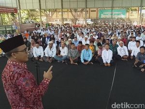 Bupati Anas Berangkatkan Dua Petugas Kebersihan Ibadah Umroh