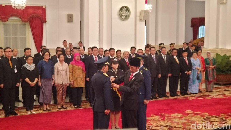 Tepukan 3 Kali Jokowi ke Pundak Panglima TNI Marsekal Hadi