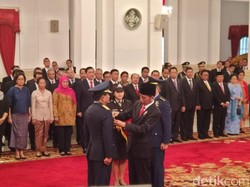 Tepukan 3 Kali Jokowi ke Pundak Panglima TNI Marsekal Hadi