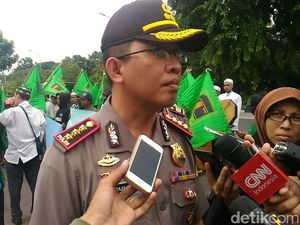 Polisi Minta Massa yang Demo di Kedubes AS Tertib Polisi Minta Massa yang Demo di Kedubes AS Tertib