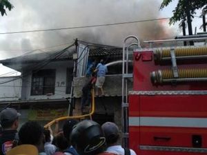 Ruko Terbakar di Duren Sawit, 12 Unit Damkar Dikerahkan