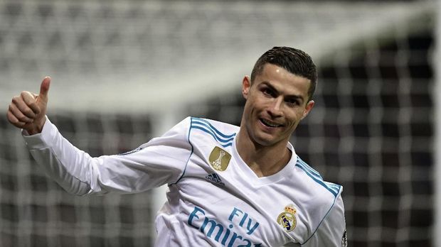 Real Madrid's Portuguese forward Cristiano Ronaldo thumbs up during the UEFA Champions League group H football match Real Madrid CF vs Borussia Dortmund at the Santiago Bernabeu stadium in Madrid on December 6, 2017. / AFP PHOTO / JAVIER SORIANO