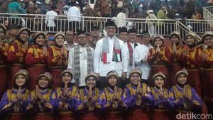Momen Anies Pakai Syal Indonesia-Palestina Saat Kunker
