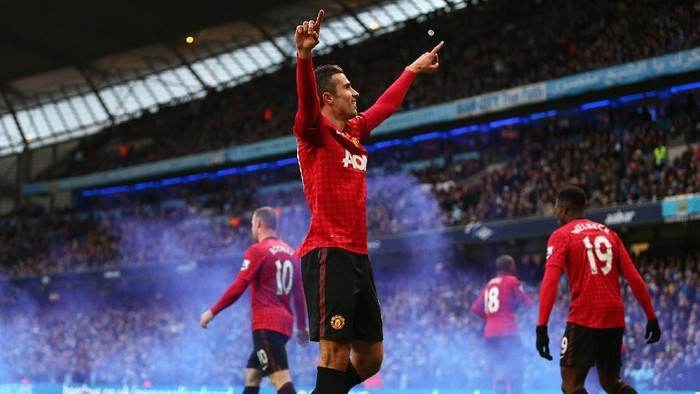 MANCHESTER, ENGLAND - DECEMBER 09:  Robin van Persie of Manchester United celebrates scoring the winning goal during the Barclays Premier League match between Manchester City and Manchester United at the Etihad Stadium on December 9, 2012 in Manchester, England. (Photo by Clive Mason/Getty Images)