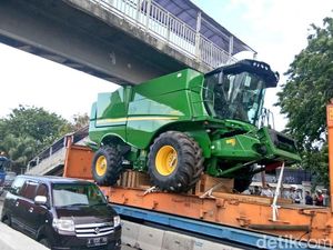 Truk Muatan Traktor Nyangkut di JPO Jl Yos Sudarso, Lalin Macet Truk Muatan Traktor Nyangkut di JPO Jl Yos Sudarso, Lalin Macet