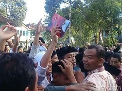 Saat Santri Ponpes Tremas Pacitan Berebut Buku Pemberian Jokowi