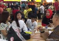 Tandai Pembukaan Gerai Sang Pisang, Kaesang Menggoreng Pisang