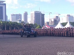 Jadi Inspektur, Jokowi Cek Barisan Upacara FKPPI di Monas