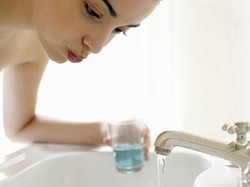 Wanita Ini Klaim Obat Kumur Bisa Buat Kulit Kaki Selembut Bayi