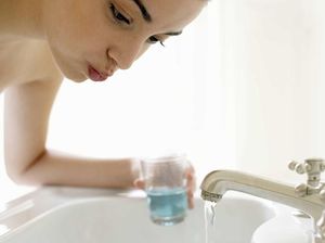 Tak Sengaja Menelan Obat Kumur, Apa Bahayanya? Tak Sengaja Menelan Obat Kumur, Apa Bahayanya?