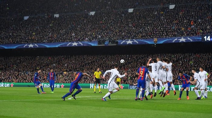 Barcelona PSG BARCELONA, SPAIN - MARCH 08: Lionel Messi of Barcelona shoots from a free kick during the UEFA Champions League Round of 16 second leg match between FC Barcelona and Paris Saint-Germain at Camp Nou on March 8, 2017 in Barcelona, Spain. (Photo by Michael Regan/Getty Images)