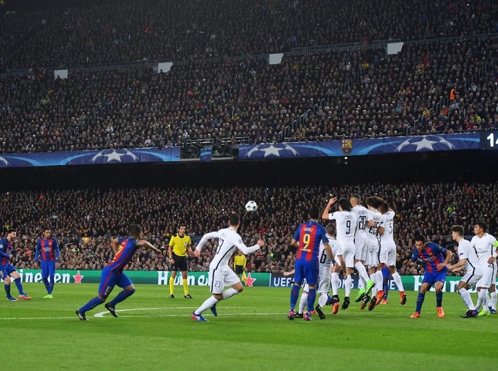 BARCELONA, SPAIN - MARCH 08:  Lionel Messi of Barcelona shoots from a free kick during the UEFA Champions League Round of 16 second leg match between FC Barcelona and Paris Saint-Germain at Camp Nou on March 8, 2017 in Barcelona, Spain.  (Photo by Michael Regan/Getty Images)