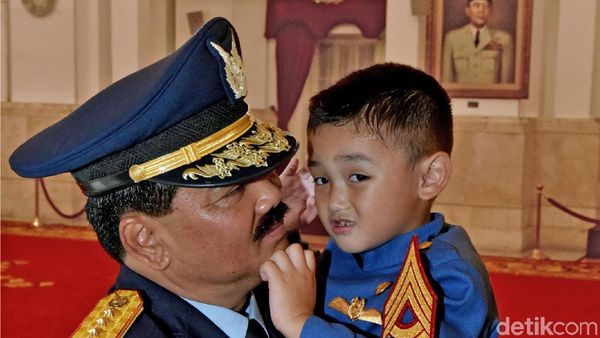 Momen Sayang Cucu Panglima TNI Hadi Tjahjanto di Istana Negara