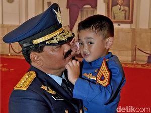 Momen Sayang Cucu Panglima TNI Hadi Tjahjanto di Istana Negara