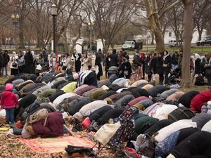 Protes Keputusan Trump, Warga Muslim AS Salat di Depan Gedung Putih