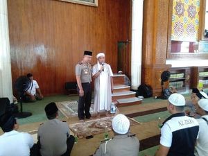 Kapolda Jabar Sumbang 50 Sak Semen untuk Ponpes di Ciawi