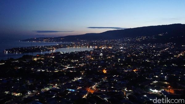 Foto: Luwuk di Kala Malam, Cantiknya...