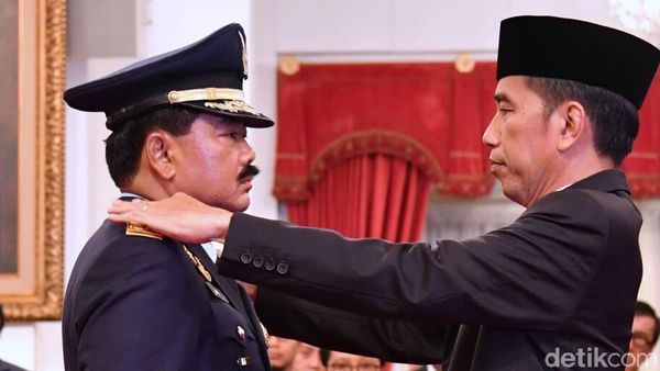 Saat Jokowi Tepuk Pundak dan Bimbing Sumpah Panglima Hadi Tjahjanto