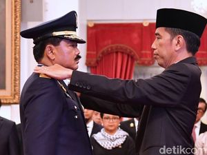 Saat Jokowi Tepuk Pundak dan Bimbing Sumpah Panglima Hadi Tjahjanto