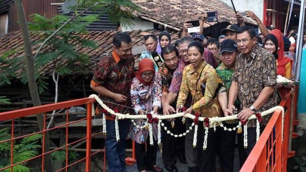 Rini Soemarno Resmikan Jembatan Gantung di Banten